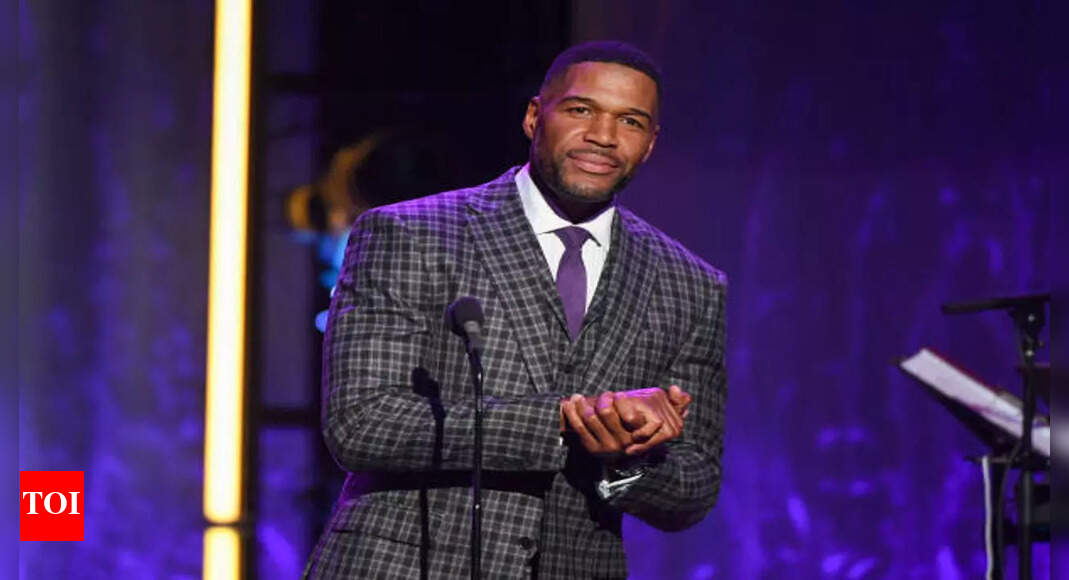 Michael Strahan reacts hilariously after Halloween prank hits live broadcast on Fox NFL, Charissa Thompson responds with “Sorry”