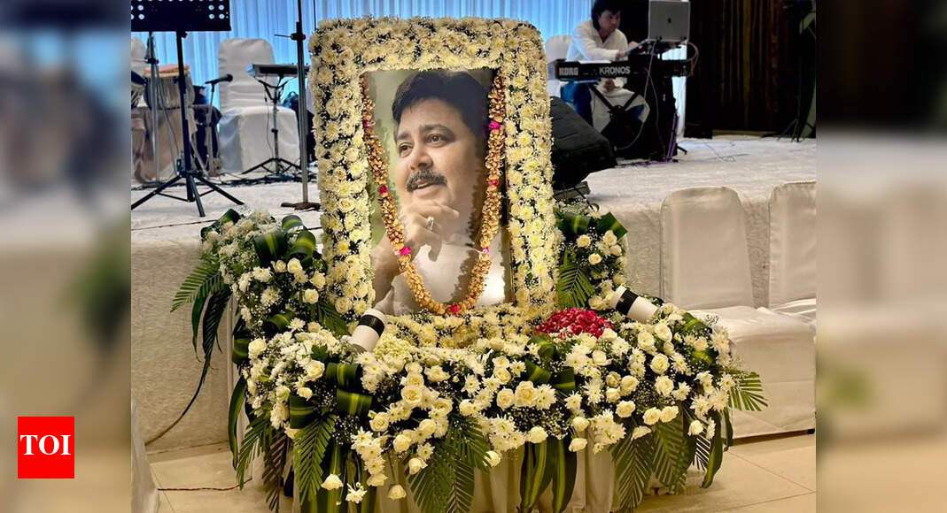 Satish Shah's Prayer Meet: Shatrughan Sinha, David Dhawan, Poonam Dhillon, Raza Murad, other celebs attend