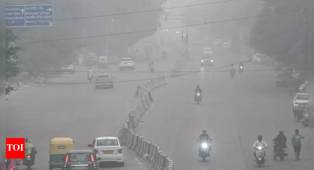 Delhi pollution: Hourly update on AQI returns after glitch; air quality remains 'very poor'