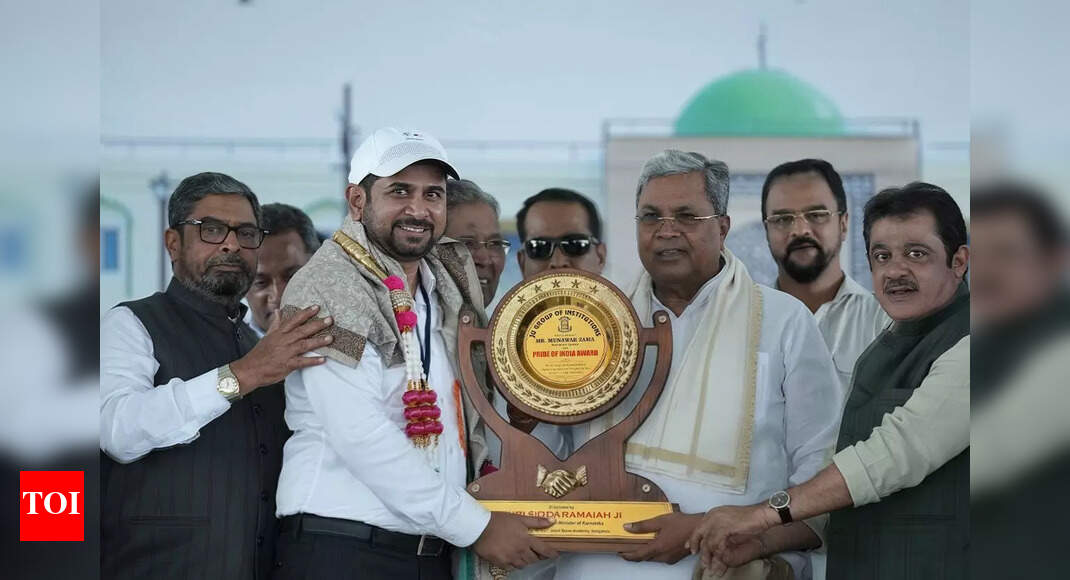 Karnataka CM Siddaramaiah confers ‘Pride of India Award’ on motivational speaker Munawar Zama | Mumbai News Karnataka CM Siddaramaiah confers ‘Pride of India Award’ on motivational speaker Munawar Zama | Mumbai News