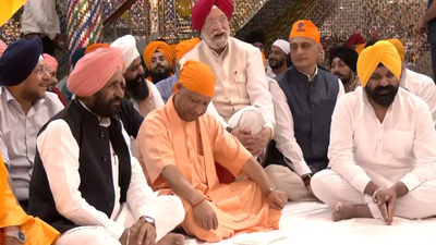 CM Yogi attends program to welcome 'Jore Sahib' at Gurudwara Shri Guru Teg Bahadur in Lucknow