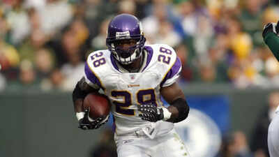 NFL legend Adrian Peterson jailed. Former NFL star Adrian Peterson arrested for second DWI in 2025, found asleep in running SUV with illegal weapon at Texas gas station