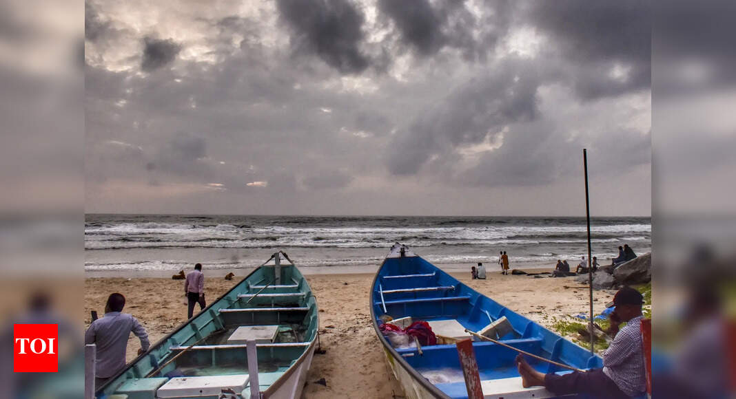 Beachgoers try to defy govt ban, get pulled up by Puri cops