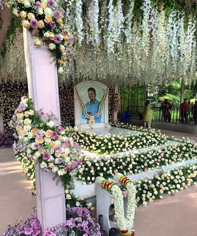 Bengaluru, Oct 29 (IANS) Thousands of fans gathered at the samadhi of Kannada superstar Puneeth Rajkumar on Wednesday to pay tribute to him on the occasion of his fourth death anniversary at the Kanteerava Studio premises in Bengaluru. Fans arranged for free food distribution throughout the day and also organized eye donation and blood donation camps in memory of their beloved star. Puneeth Rajkumar’s 4th death anniversary; Fans gather to pay emotional tributes to ‘Appu’