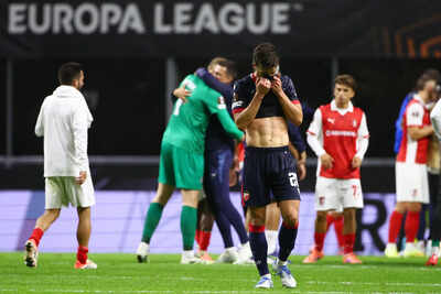 <p>गुरूवार, २३ ऑक्टोबर २०२५ रोजी पोर्तुगालमधील ब्रागा येथे एससी ब्रागा आणि रेड स्टार बेलग्रेड यांच्यातील युरोपा लीगच्या सुरुवातीच्या टप्प्यातील सॉकर सामन्याच्या शेवटी रेड स्टारच्या थॉमस हँडलने प्रतिक्रिया दिली. (एपी फोटो/लुईस व्हिएरा)</p>
<p>” decoding=”async” fetchpriority=”high”/></p></div>
</div>
</div>
<div class= حظر الاتحاد الأوروبي مشجعي النادي بعد هتافات عنصرية استهدفت اللاعبين؛ أجبر على دفع غرامة قدرها 64 ألف روبية