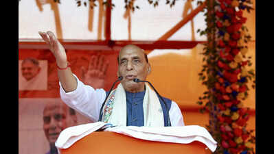 केंद्रीय रक्षा मंत्री राजनाथ सिंह ने बिहार में चुनावी सभा को संबोधित किया राजनाथ का कहना है कि राजद ने विश्व स्तर पर बिहार की छवि खराब की है