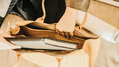 কীভাবে আপনার প্রতিদিনের টোট ব্যাগ পিঠে এবং কাঁধে ব্যথার কারণ হতে পারে। – টাইমস অফ ইন্ডিয়া