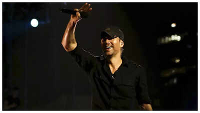 Enrique Iglesias concert: Singer greets audience with 'Namaste'; kisses fan during show - WATCH