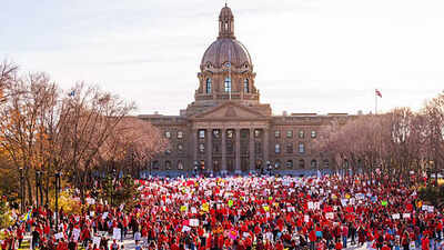 Red shirts and red-rimmed eyes mark end of ATA strike in Alberta. (Getty Images) 740,000 Alberta students resume school amid red shirts, red-rimmed eyes following ATA strike