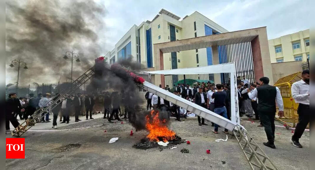 Rajasthan: Lawyers vandalise event to inaugurate Ajmer court building