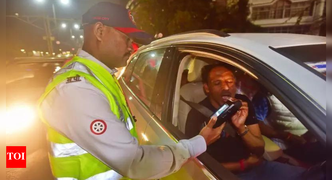Traffic cop fined Rs 2000 for violations Traffic cop fined Rs 2000 for violations