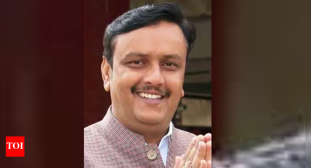 Ex-DSP shoots AAP neta in Punjab, 'on the run'