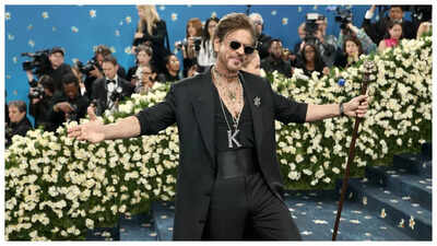 Bollywood's 'Badshah' Shah Rukh Khan is set to celebrate his 60th birthday on November 2 with a grand family and friends gathering at his Alibaug residence.  This milestone celebration, coinciding with his upcoming film 'King', is fueling speculation about a potential surprise reveal.  After a successful return to the big screen, SRK continues to reign supreme.  Exclusive