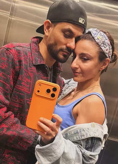 Soha Ali Khan shares romantic elevator selfie with husband Kunal Kemmu, calls him her 'Mood elevator'