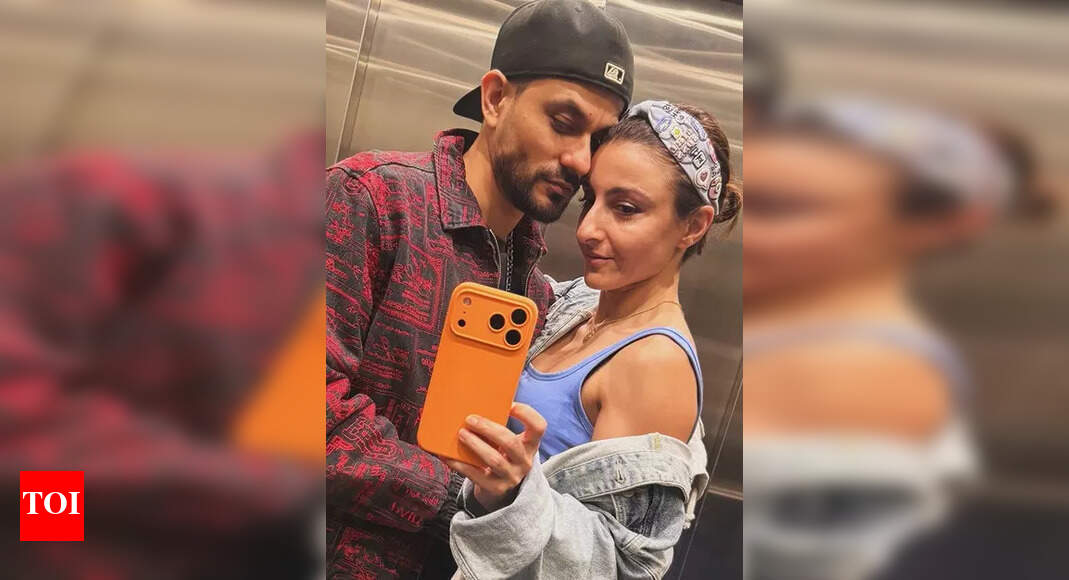 Soha Ali Khan shares romantic elevator selfie with husband Kunal Kemmu, calls him her 'Mood elevator'