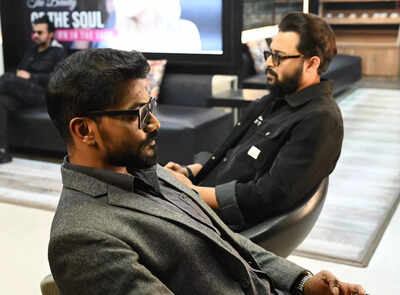 The poster for Rappa Roy O Full Stop Dot Com is out. This Bengali thriller features Saurav Das as Rappa Roy, a cartoonist. His vlogs exposing crime go viral. This brings him into conflict with the Full Stop Dot Com syndicate. They target his friend, actress Dolphin Ganguly. Rappa must now rescue her. The film promises suspense and action. Poster of Rappa Roy O Full Stop Dot Com unveiled