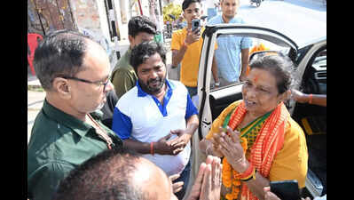 BJP’s Renu Devi campaigns in Bettiah Renu Devi faces tough contest from Independent in Bettiah