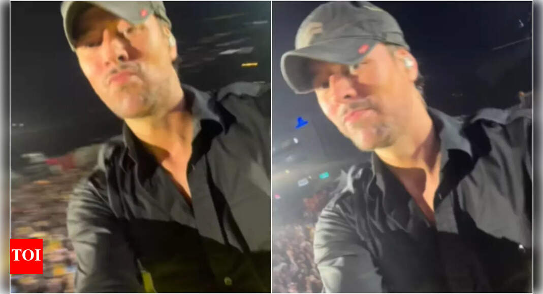 Enrique Iglesias India concert: Fan tosses a phone to singer on stage; what happened next will melt your hearts - WATCH