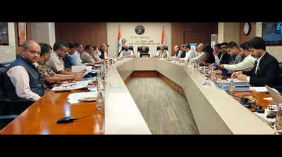 भारत निर्वाचन आयोग (ईसीआई) ने आगामी बिहार चुनाव के लिए गुरुवार को अंतरराज्यीय सीमा तैयारियों की समीक्षा की चुनाव आयोग ने बिहार चुनाव से पहले अंतरराज्यीय सीमा सुरक्षा की समीक्षा की