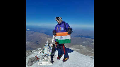 Rajasthan’s Aakansha Sharma successfully climbs Mount Elbrus, the highest peak in Europe