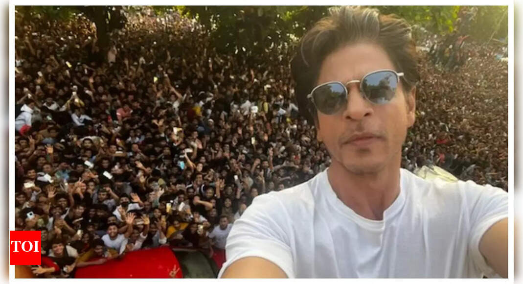 Fan asks Shah Rukh Khan for a room in Mannat ahead of birthday celebrations; actor says 'Bhaade pe reh raha hoon'