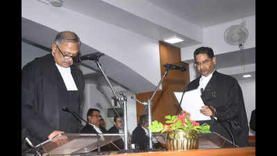 पटना एचसी के कार्यवाहक मुख्य न्यायाधीश ने न्यायमूर्ति संजय कुमार सिंह को पद की शपथ दिलाई न्यायमूर्ति संजय कुमार सिंह ने पटना HC के नए न्यायाधीश के रूप में शपथ ली