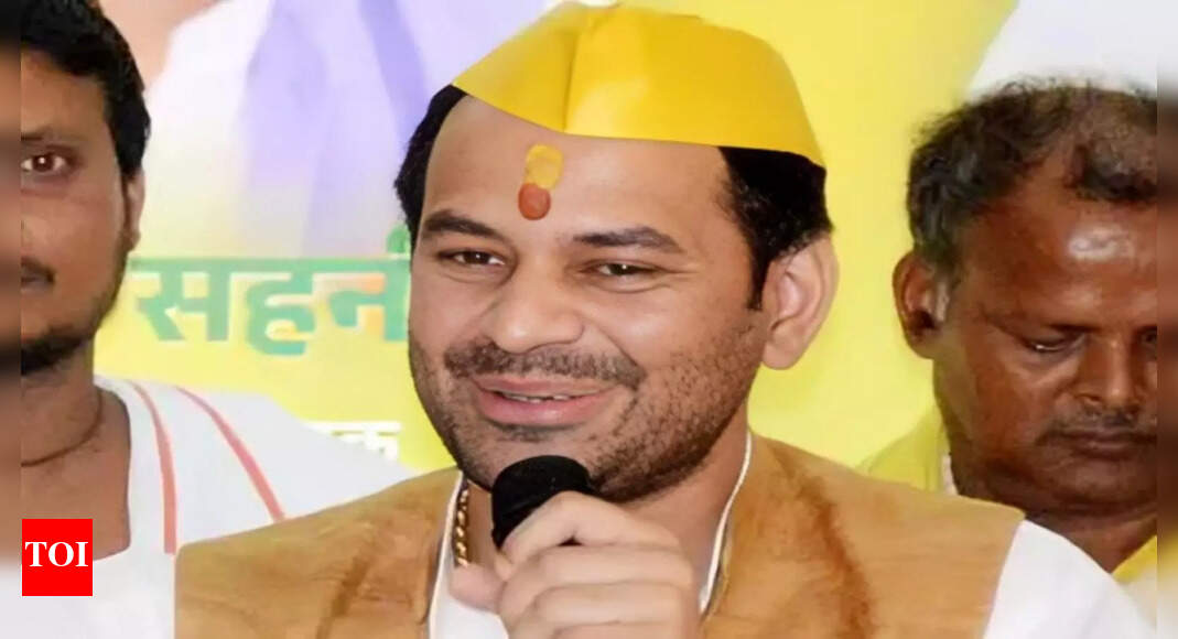 RJD men stone Tej’s vehicle during campaign in Vaishali