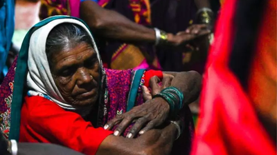 Maha Elgar Yatra: With kadu in Mumbai, farmers move to Khapri to shelter from rain, sing bhajans