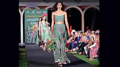 Indigenous Australian art comes alive in Delhi