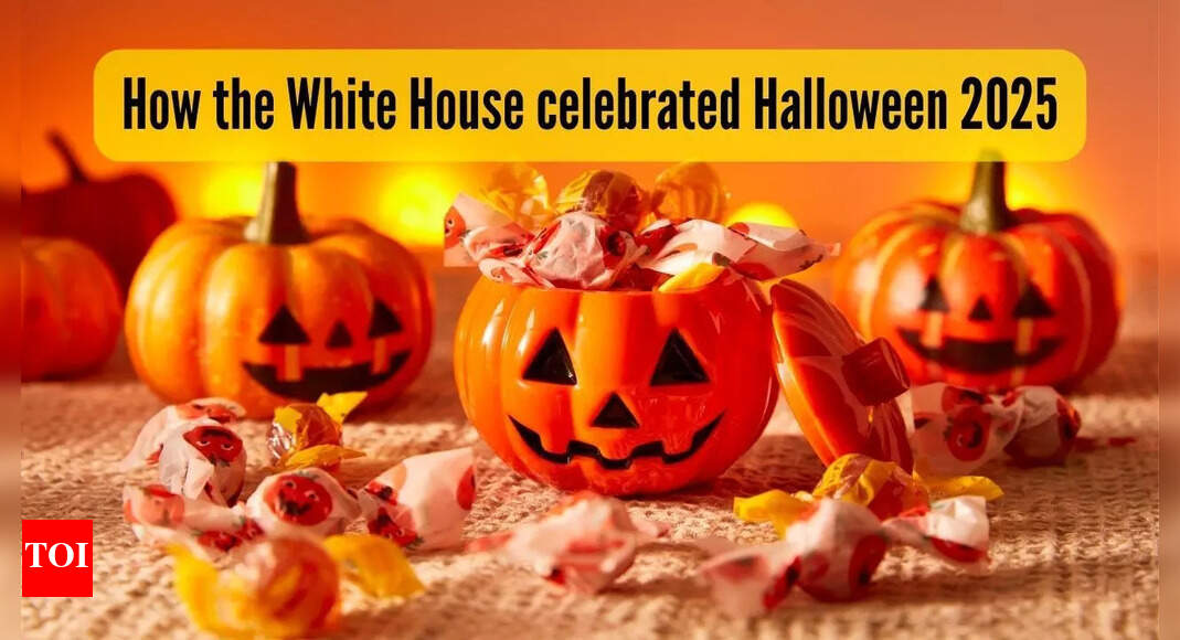 व्हाइट हाउस हैलोवीन 2025: हैलोवीन में सजाए गए डोनाल्ड ट्रंप के घर की तस्वीरें और वीडियो व्हाइट हाउस हैलोवीन 2025: हैलोवीन में सजाए गए डोनाल्ड ट्रंप के घर की तस्वीरें और वीडियो