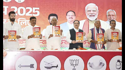 बीजेपी के राष्ट्रीय अध्यक्ष जेपी नड्डा, केंद्रीय मंत्री चिराग पासवान और जीतन राम मांझी, सीएम नीतीश कुमार और जेडीयू के राष्ट्रीय कार्यकारी अध्यक्ष संजय झा ने पटना में आगामी बिहार चुनाव के लिए एनडीए घोषणापत्र जारी किया। बिहार चुनाव: पार्टियों के फोकस बदलने से नौकरी के वादे, प्रवासन का मुद्दा केंद्र में आ गया है