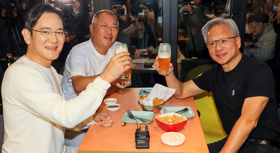 Huang (right) sits with Samsung Electronics Chairman Lee Jae-yong (far left) and Hyundai Motor Group Executive Chair Chung Euisun for a dinner at a restaurant in Samseong-dong, Seoul, Thursday. (Pool photo via Yonhap) When three billionaires walked into a bar and bought everyone beer and chicken