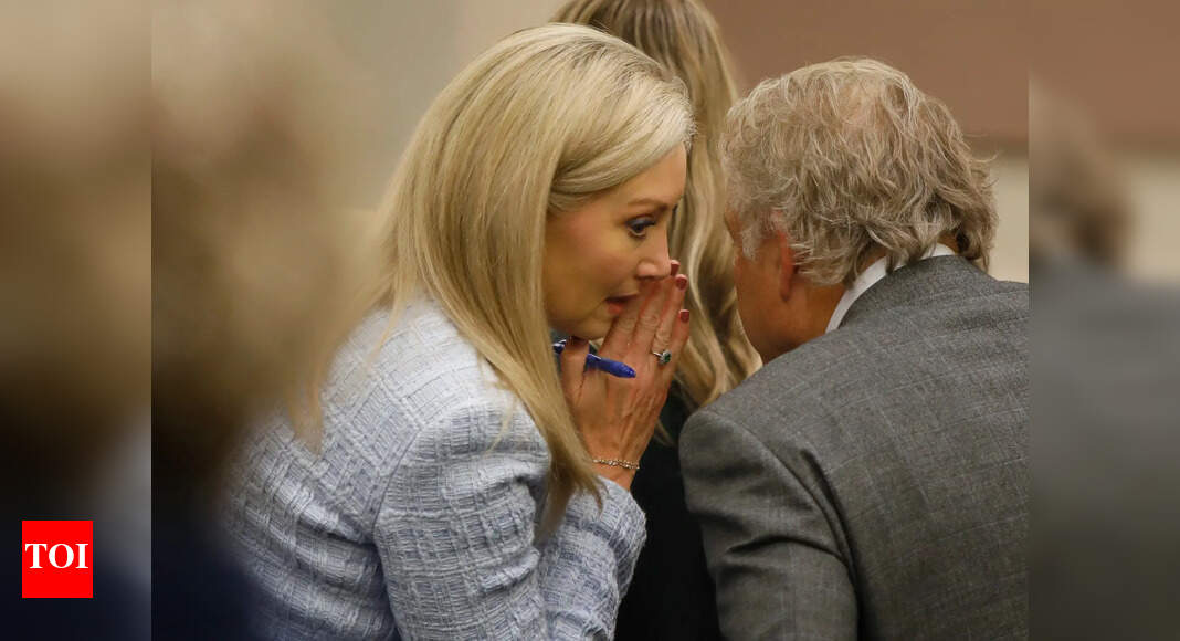 नजरअंदाज की गई चेतावनियाँ, टूटी हुई प्रणालियाँ: वर्जीनिया शिक्षक की गोलीबारी से अमेरिका में स्कूल सुरक्षा के बारे में क्या पता चलता है नजरअंदाज की गई चेतावनियाँ, टूटी हुई प्रणालियाँ: वर्जीनिया शिक्षक की गोलीबारी से अमेरिका में स्कूल सुरक्षा के बारे में क्या पता चलता है