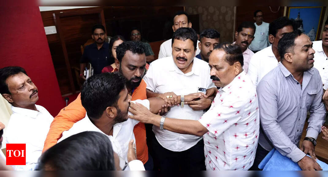 Cuttack Municipal Corporation meeting disrupted by clash between BJD and BJP corporators