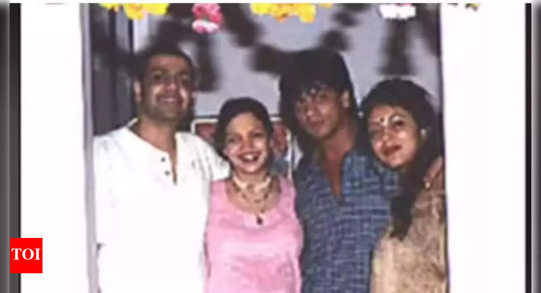 <div>When Gauri Khan recalled Shah Rukh Khan's involvement during Aryan Khan's birth, 'He was nearly pulling the baby out'</div>