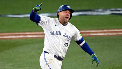  Toronto Blue Jays veteran fights through pain to power a tense World Series Game 6 against the Los Angeles Dodgers