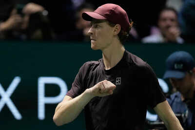  Jannik Sinner keeps his quest for World No. 1 alive, to face Alexander Zverev in semis