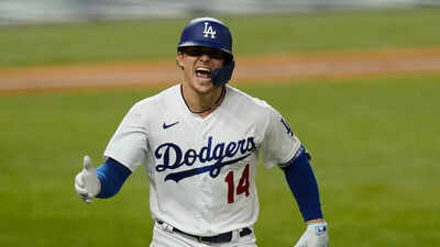 That's his second double play”: Fans go wild as Kike Hernandez's