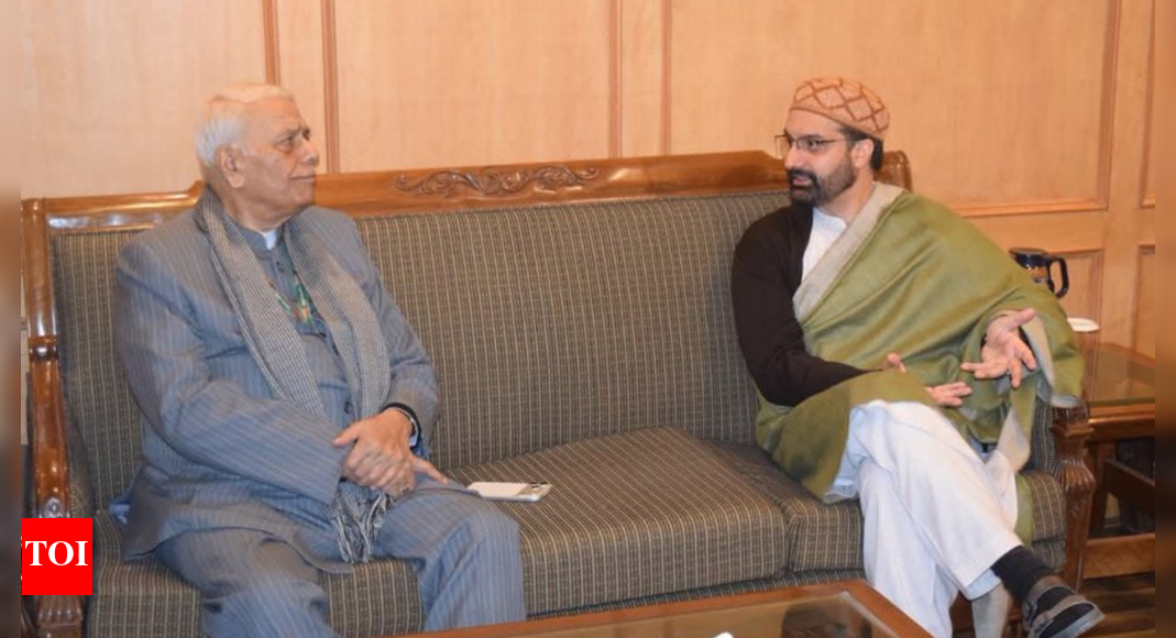 Yashwant Sinha-led delegation meets Mirwaiz Umar Farooq in Srinagar