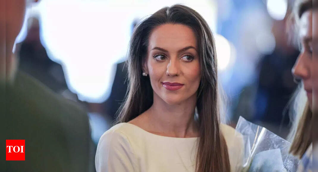 Jordon Hudson hilariously mocks her own viral interview moment with Bill Belichick in clever 2025 Halloween costume