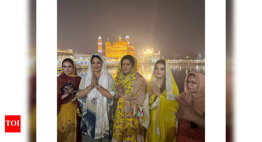 'Badaa Karara Pudna' stars Upasana Singh, Mannat Singh, Sheeba offer prayers at Golden Temple ahead of film release