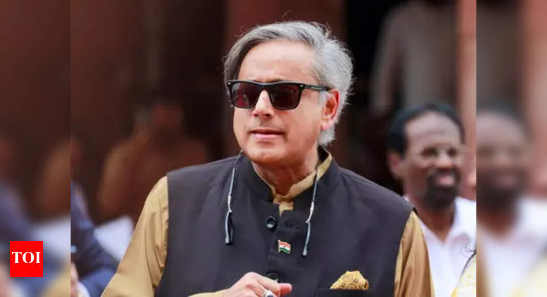 Shashi Tharoor has a witty wish for Shah Rukh Khan: writes, 'SRK's 60? highly suspicious!'