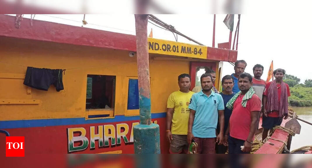 8 arrested on charges of illegal fishing