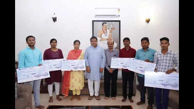 Minister MB Patil provides financial aid to 6 needy students who secured MBBS seats