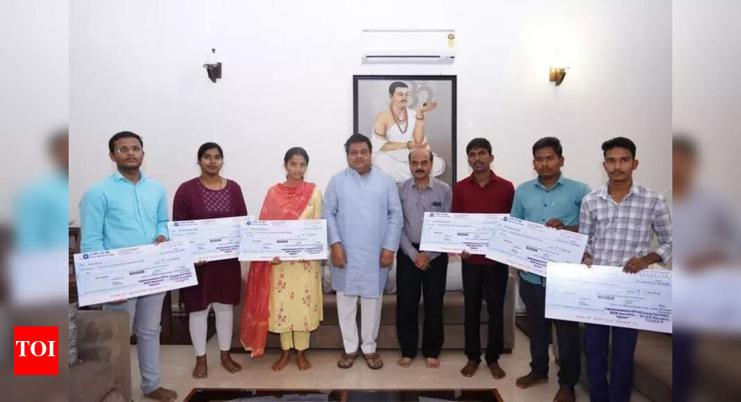 Minister MB Patil provides financial aid to 6 needy students who secured MBBS seats