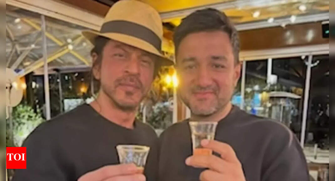 Did Siddharth Anand take a dig at Sandeep Reddy Vanga, Prabhas in his birthday wish for Shah Rukh Khan? Fans think so!