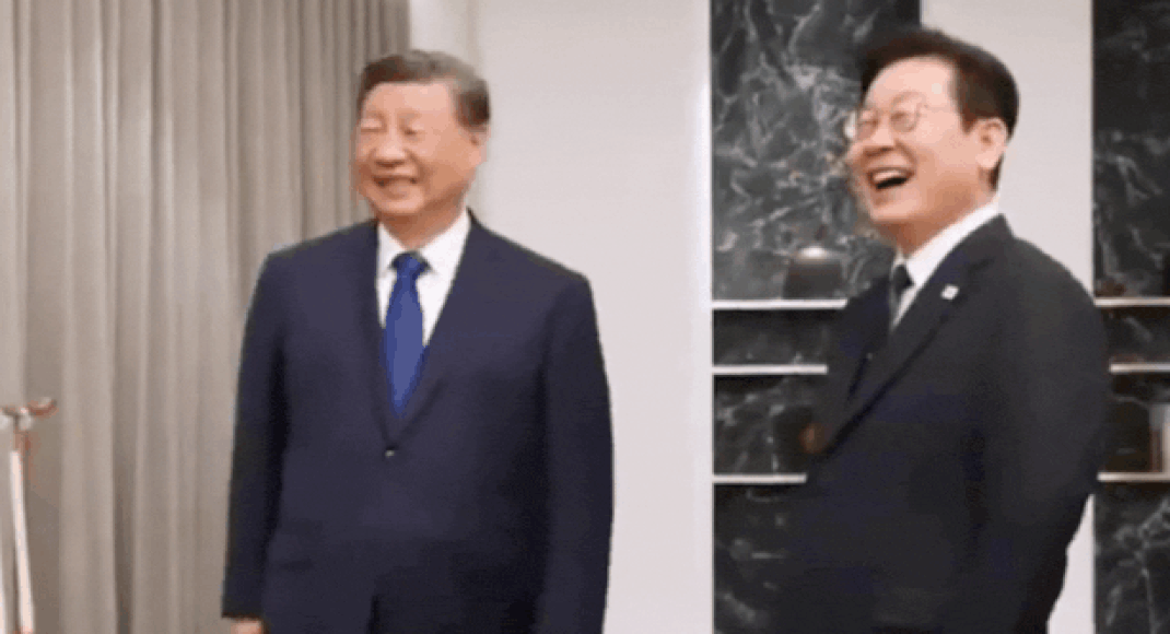 Watch: S Korean Prez receives Xiaomi phones as gifts from Xi; jokes 'is the line secure'?