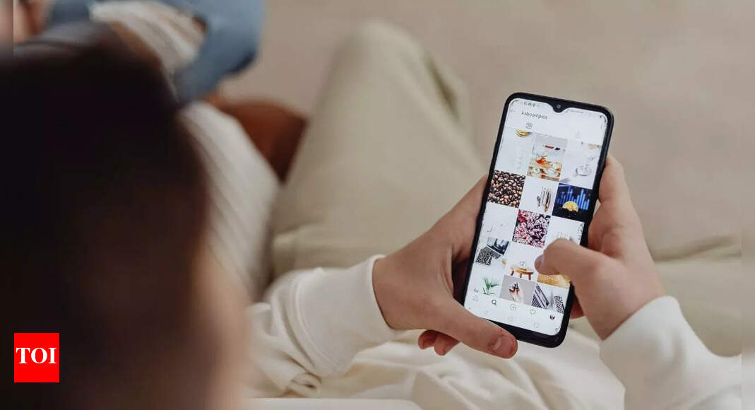 Bloomscrolling: How to transform your social media from stress to serenity