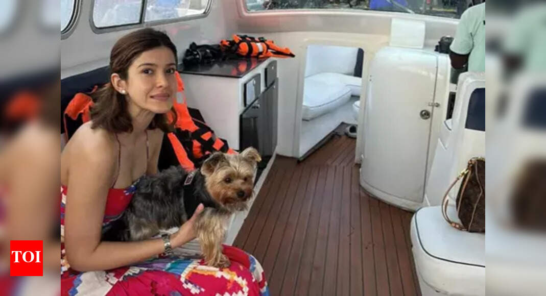 Shanaya Kapoor rings in birthday with cozy yacht celebration; Shares glimpses of her 'Chill' day