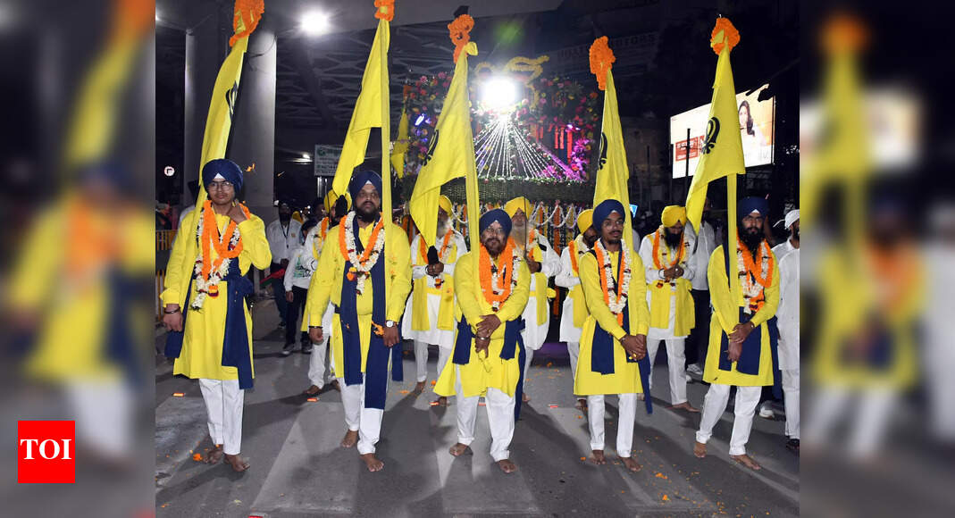 Sikh community takes out Prabhat Pheri in run up to Guru Nanak Jayanti